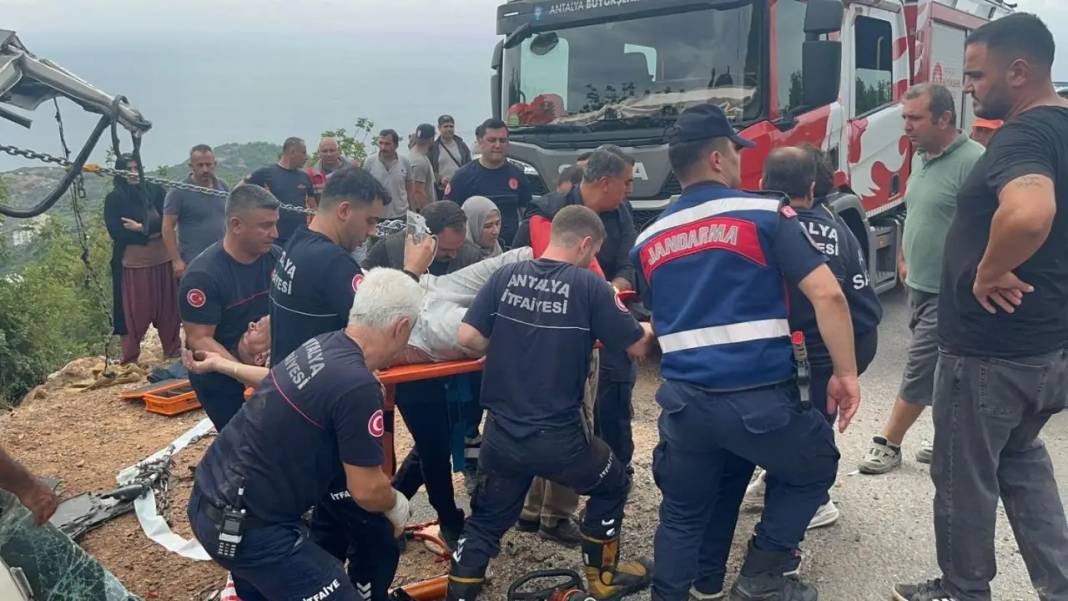 Alanya’da Kamyonların Kafa Kafaya Çarpıştığı Kaza Can Aldı 6